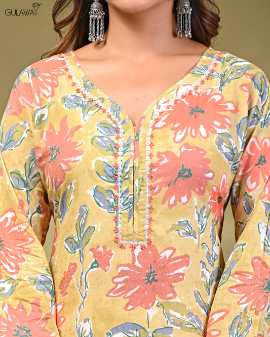 Women Printed Cotton Blend Straight Kurti  V Neck (Multicolor)